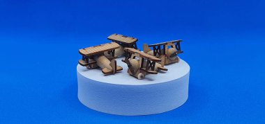 Tahtadan yapılmış küçük ahşap uçak modellerinin yaratıcı çekimlerini kapat. Boyutları yaklaşık 3 cm X 2 cm.