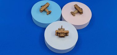 Tahtadan yapılmış küçük ahşap uçak modellerinin yaratıcı çekimlerini kapat. Boyutları yaklaşık 3 cm X 2 cm.