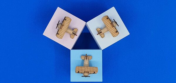 Закройте творческие снимки небольших моделей деревянных плоскостей, сделанных вручную из дерева, размером около 3 см х 2 см