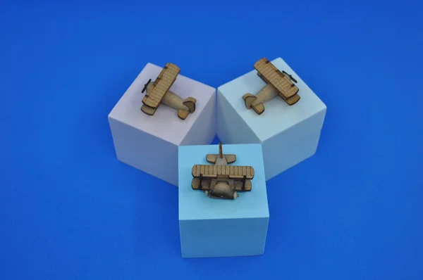 Zamknij Kreatywne Ujęcia Małych Drewnianych Modeli Samolotów Wykonanych Ręcznie Drewna — Zdjęcie stockowe