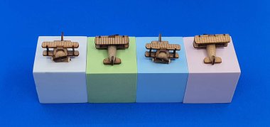 Tahtadan yapılmış küçük ahşap uçak modellerinin yaratıcı çekimlerini kapat. Boyutları yaklaşık 3 cm X 2 cm.