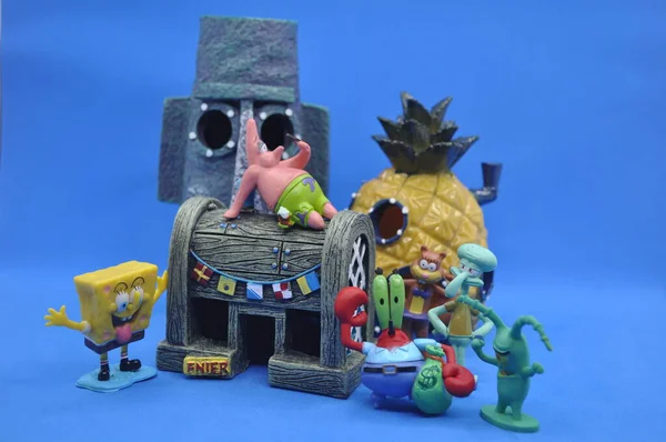 Kuching, Sarawak Malaysia - 5 Şubat 2021: Sünger kareler, arkadaşları ve 3 boyutlu reçine heykelcikli binalar