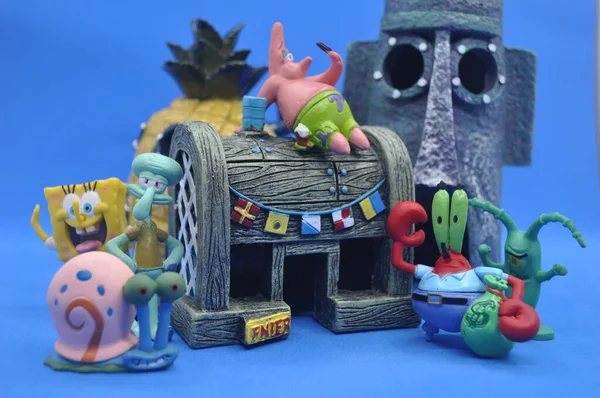 Kuching, Sarawak Malaysia - 5 Şubat 2021: Sünger kareler, arkadaşları ve 3 boyutlu reçine heykelcikli binalar