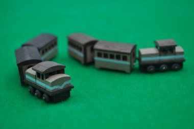 Küçük ahşap uçağın ve ahşaptan yapılmış el yapımı tren modellerinin yaratıcı çekimlerini kapat. Boyutları yaklaşık 3 cm X 2 cm.