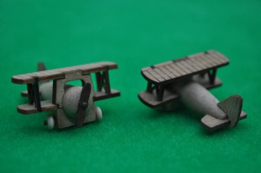 Küçük ahşap uçağın ve ahşaptan yapılmış el yapımı tren modellerinin yaratıcı çekimlerini kapat. Boyutları yaklaşık 3 cm X 2 cm.