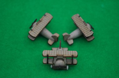 Küçük ahşap uçağın ve ahşaptan yapılmış el yapımı tren modellerinin yaratıcı çekimlerini kapat. Boyutları yaklaşık 3 cm X 2 cm.