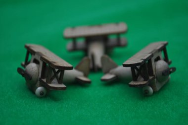Küçük ahşap uçağın ve ahşaptan yapılmış el yapımı tren modellerinin yaratıcı çekimlerini kapat. Boyutları yaklaşık 3 cm X 2 cm.