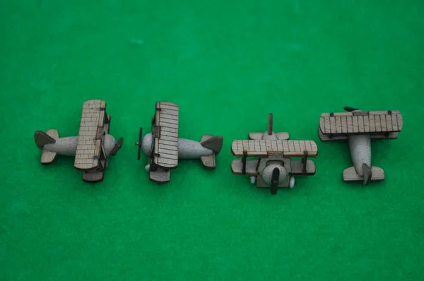 Κοντινές Δημιουργικές Λήψεις Μικρών Ξύλινων Αεροπλάνων Και Τρένων Χειροποίητων Από — Φωτογραφία Αρχείου