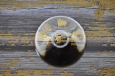 Parlak ışıklandırma ve lüks arka planı olan kristal cam küre.