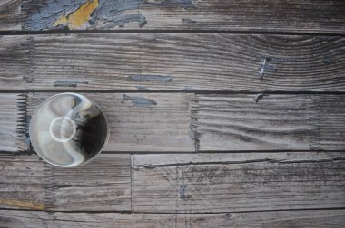 Parlak ışıklandırma ve lüks arka planı olan kristal cam küre.