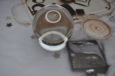 Parlak ışıklandırma ve lüks arka planı olan kristal cam küre.