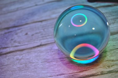 Parlak ışıklandırma ve lüks arka planı olan kristal cam küre.