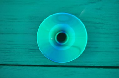 Parlak ışıklandırma ve lüks arka planı olan kristal cam küre.