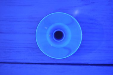 Parlak ışıklandırma ve lüks arka planı olan kristal cam küre.