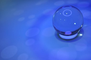 Parlak ışıklandırma ve lüks arka planı olan kristal cam küre.