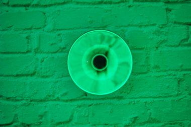 Parlak ışıklandırma ve lüks arka planı olan kristal cam küre.