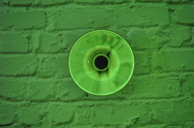 Parlak ışıklandırma ve lüks arka planı olan kristal cam küre.