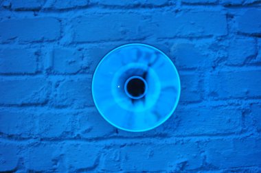 Parlak ışıklandırma ve lüks arka planı olan kristal cam küre.