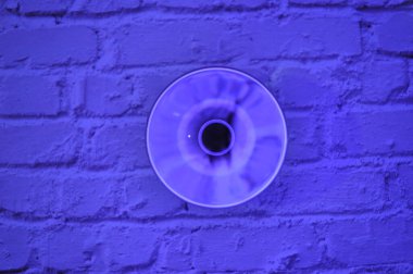 Parlak ışıklandırma ve lüks arka planı olan kristal cam küre.