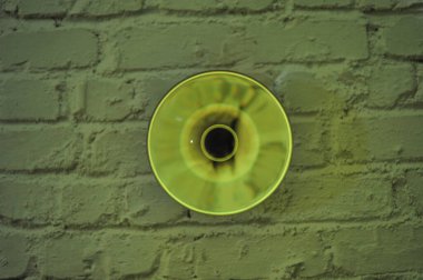 Parlak ışıklandırma ve lüks arka planı olan kristal cam küre.