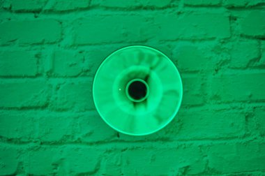 Parlak ışıklandırma ve lüks arka planı olan kristal cam küre.