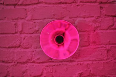 Parlak ışıklandırma ve lüks arka planı olan kristal cam küre.