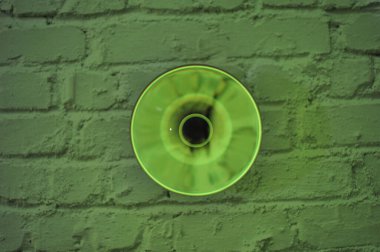 Parlak ışıklandırma ve lüks arka planı olan kristal cam küre.