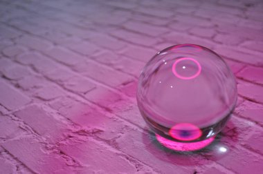 Parlak ışıklandırma ve lüks arka planı olan kristal cam küre.