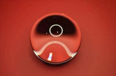 Parlak ışıklandırma ve lüks arka planı olan kristal cam küre.