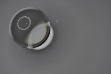 Parlak ışıklandırma ve lüks arka planı olan kristal cam küre.