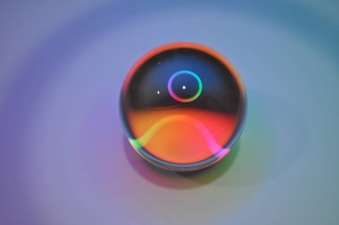 Parlak ışıklandırma ve lüks arka planı olan kristal cam küre.