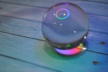 Parlak ışıklandırma ve lüks arka planı olan kristal cam küre.