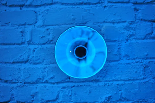 Parlak ışıklandırma ve lüks arka planı olan kristal cam küre.