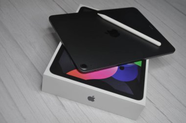 Kuching, Sarawak Malaysia - 26 Şubat 2021: Apple iPad Air 'in yeni üretimi 2020' de Apple kalem ve klavye ile birlikte açılması