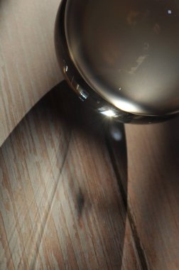 Parlak ışıklandırma ve lüks arka planı olan kristal cam küre.