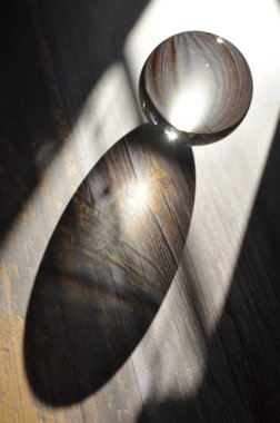 Parlak ışıklandırma ve lüks arka planı olan kristal cam küre.