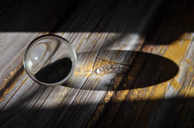 Parlak ışıklandırma ve lüks arka planı olan kristal cam küre.