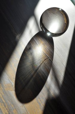 Parlak ışıklandırma ve lüks arka planı olan kristal cam küre.