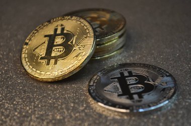 Altın ve gümüşün makro görüntüsü Bitcoin sembollü parlak paralar