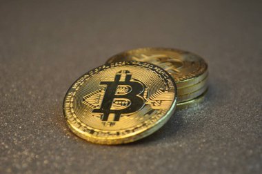 Altın ve gümüşün makro görüntüsü Bitcoin sembollü parlak paralar