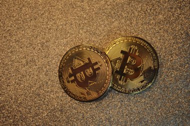 Altın ve gümüşün makro görüntüsü Bitcoin sembollü parlak paralar