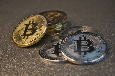 Altın ve gümüşün makro görüntüsü Bitcoin sembollü parlak paralar