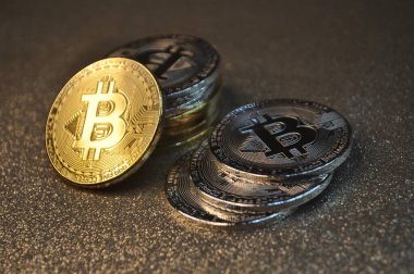 Altın ve gümüşün makro görüntüsü Bitcoin sembollü parlak paralar
