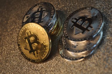 Altın ve gümüşün makro görüntüsü Bitcoin sembollü parlak paralar