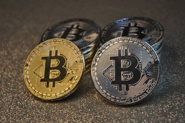 Altın ve gümüşün makro görüntüsü Bitcoin sembollü parlak paralar