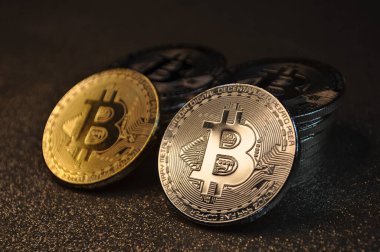 Altın ve gümüşün makro görüntüsü Bitcoin sembollü parlak paralar