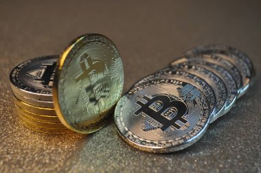 Altın ve gümüşün makro görüntüsü Bitcoin sembollü parlak paralar