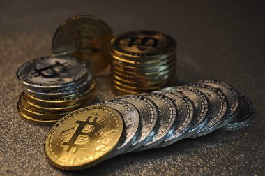 Altın ve gümüşün makro görüntüsü Bitcoin sembollü parlak paralar