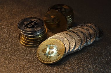 Altın ve gümüşün makro görüntüsü Bitcoin sembollü parlak paralar