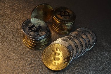 Altın ve gümüşün makro görüntüsü Bitcoin sembollü parlak paralar